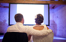 Un couple de mariés regardent un diaporama